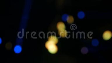 在摇滚音乐会现场的烟雾中闪烁着蓝色和黄色的光